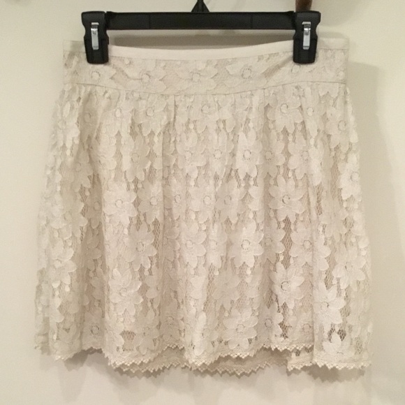 American Eagle Outfitters Dresses & Skirts - American Eagle Outfitters Flower Lace Skirt